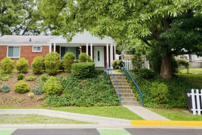 Outside - Roommate Wanted in Adorable Single Family House Minutes Away from Campus