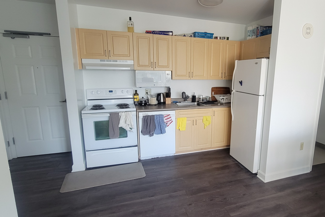 Kitchen - South Campus Commons 7 release. 5th floor, male roommates, 4 bed 2 bath. Apartments