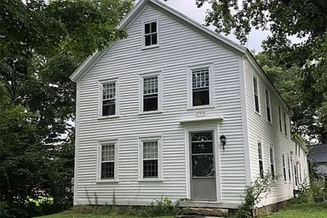 Outside street view - Spacious 4 Bedroom Apartment in a Beautiful Historic Home