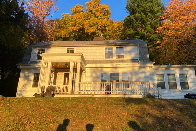 Front view of house - Fall '25 Off-Campus Sublet! House