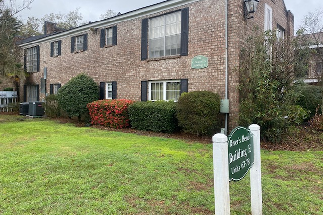 Entrance - Rivers Bend Condos / 10 minutes to campus