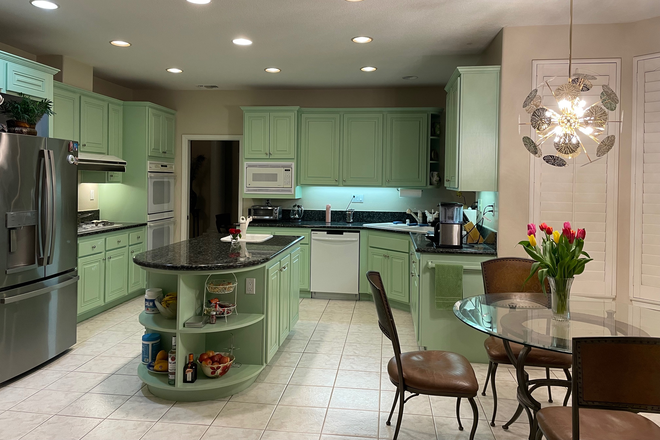 Kitchen - Beautiful neighborhood in Yorba Linda