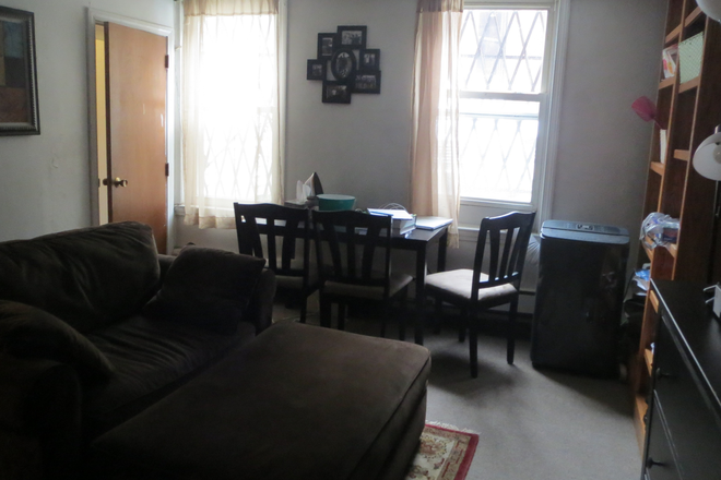 studio windows with backyard view - Heated large studio near Harvard Med. School. On T. Parking. For 7/1. Apartments