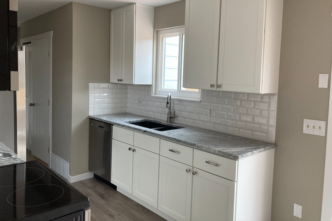 New granite countertops and cabinetry - Live Steps from UCCS w/ Friends | Remodeled 6BR + Yard + A/C + High End Finishes