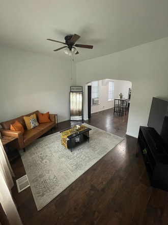 Living room - Cozy Pilsen Apartment, Close to UIC Campus and CTA Buses/Trains