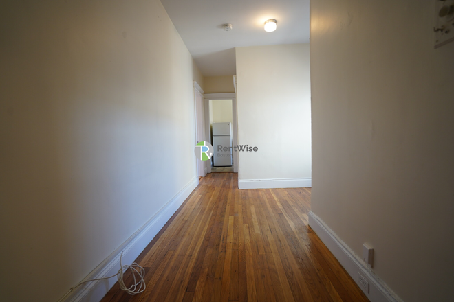 1 - AVAIL NOW-Awesome Packards 1 bed Split, Pets ok, NO BROKER FEE Apartments
