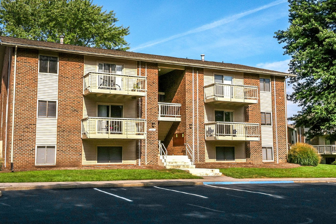outside view of apartment.  2 flights of stairs for room access - top floor, 3rd floor.  Apartment 15-min walk from Campus