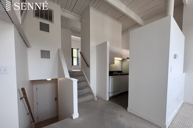 1 - Duplex Condo in Kendall w Parking, AC, Laundry in Unit, Private deck