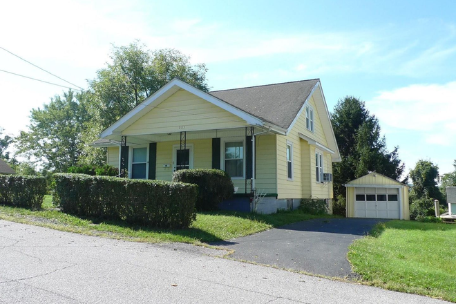  - Charming Home with Large Backyard Near Radford University