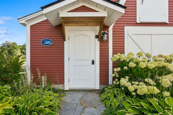 Well-light, private entry. Garden surrounding cottage - Cute Cottage at base of Saskadena 6 ski mountain, walk to Teago Store, close to Woodstock. Apartments