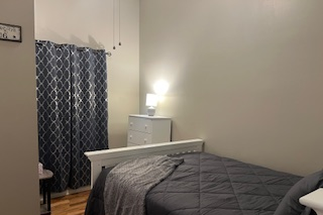 Bedroom 2 - Full bed - Property close to MUSC, Roper, VA Hospital and College of Charleston