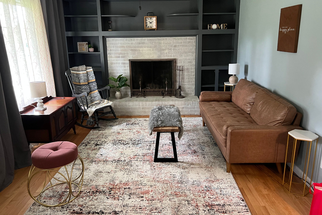 Living room - *Looking for some Christ-lovin Students to live in this Beautiful 3 story House!!! Close to LU!