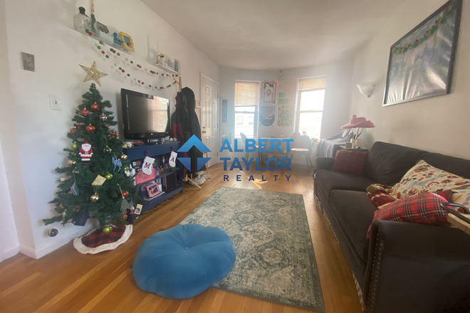 Living Area - Cute 2 Bedroom off of Columbus!! Laundry in Unit!!