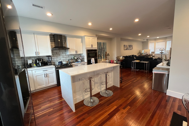 Kitchen - Close To Metro - Orange Line Townhome