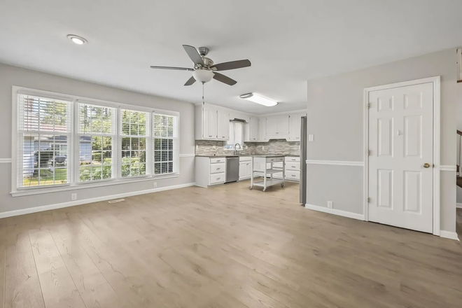 Kitchen - 4 Bedroom 2 Bath House - Close to Campus - Lots of room and plenty of parking