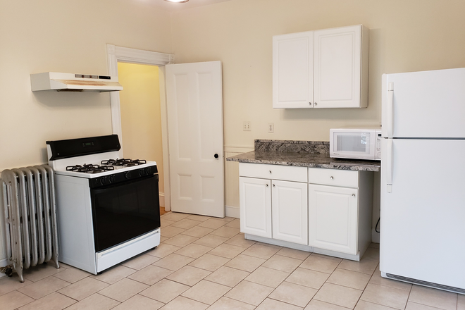 Kitchen partial - Rent by 8/15-$100 off p/m, No Fees, Heated, Excellent 1 bedroom, Law School, Divinity, Oxford St,