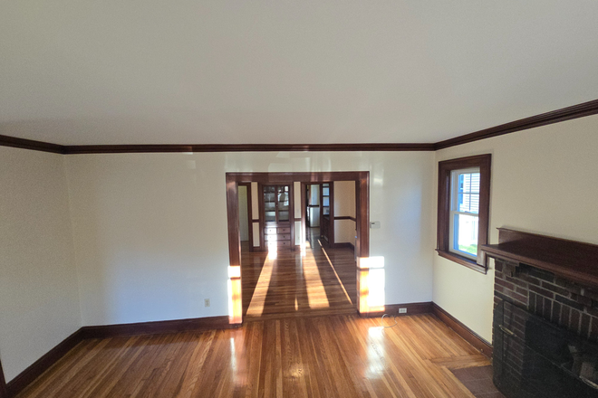 . - *NO BROKERS FEE!* Sunny 2 Bed / 1 Bath w/ Parking!! Available NOW!! Apartments