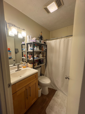 Shared bathroom - 🌟 January 2026 Lease Takeover SUPER Close to Campus – 1BR in 2BR Apartment 🌟(Female Preferred)