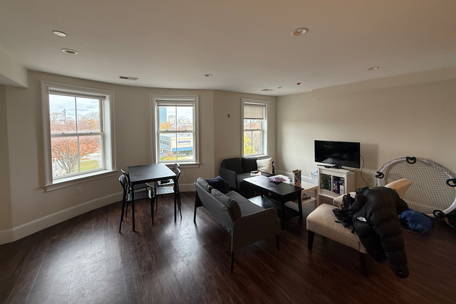 Living Area - LAUNDRY IN UNIT! 4Bed/2Bath - Tons of Sunlight! Apartments