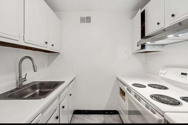Kitchen - Bright and Quiet 2BR/1BA Apartment Right in Harvard Square