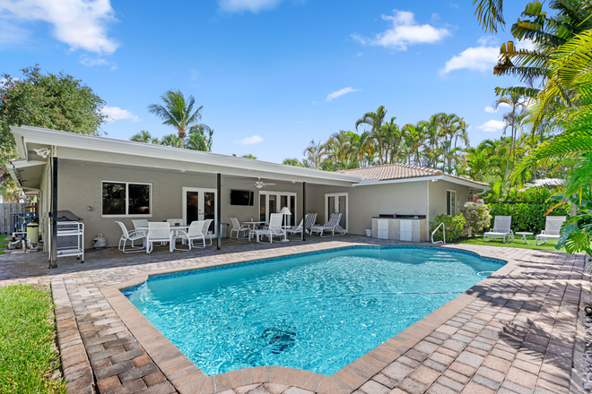 pool view - Keys, Books, Pool: Your Boca Base with a Private Office 🗝️📚,Pool, Palm Trees, great location! House