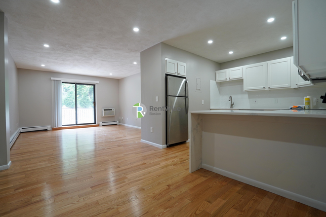 1 - AUG 2025-Gorgeous Oak Sq Huge 1 bed, H/HW/Parking Inc!