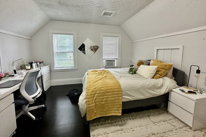 Bedrooms - Spacious Summer sublet LESS than 5 minute walk from campus!! Apartments