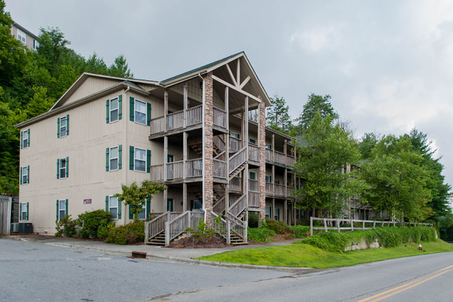 Exterior - Spacious 3BRs w/ Views & Bonus Den – Get $300/Month Rent Credit + No Deposit! Condo