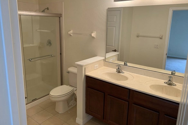 Master bathroom - 2/2.5 Oviedo Townhouse