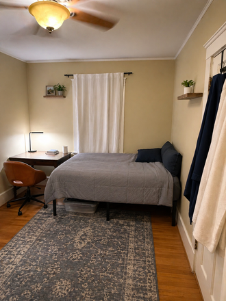 Clean, bright private bedroom in Chestnut Hill, just minutes from Boston College and the T. Renovated bathroom, quiet space, and easy access - CLEAN PRIVATE BEDROOM - WALK TO T & CAMPUS House