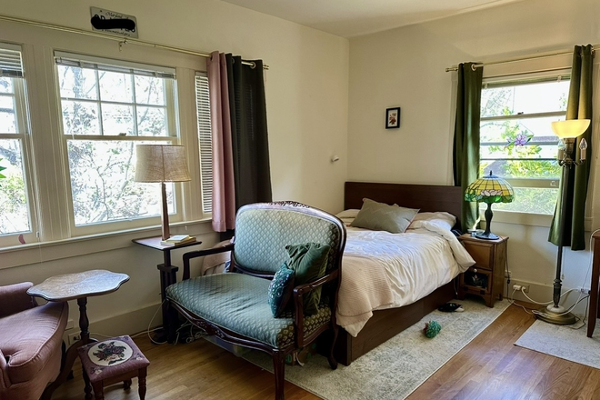 bed - Big Sunlit Room in Historic Home, 15 minutes to campus