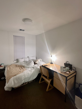 Bedroom - Commons 6 On-Campus Housing with Bay Window Apartments
