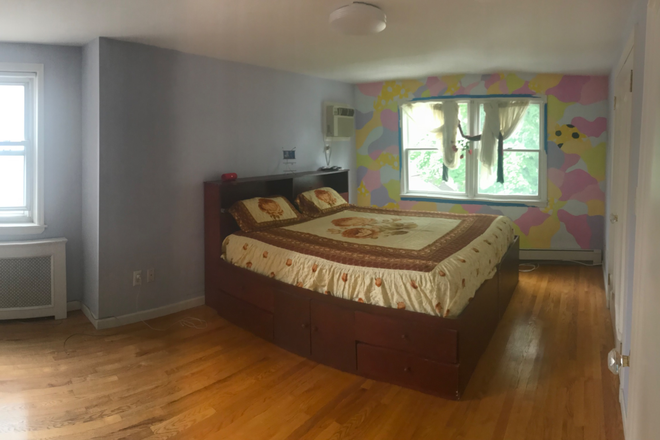 Bedroom - HUGE BEDROOM AVAILABLE. NEAR ADELPHI. GARDEN CITY S. FEMALE STUDENT PREFERRED. NO FEE