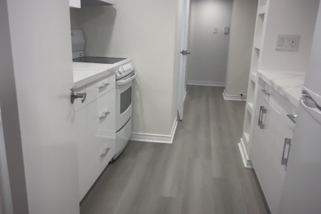 Entry unit - Quiet home Walk distance Eglinton West Subway 5 Minute walk to Glencarin Subway