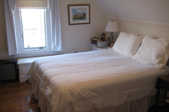 1 - Sept 2026 Beautiful 1 Bed / All Utilities inclu and NO BROKER FEE! Triplex