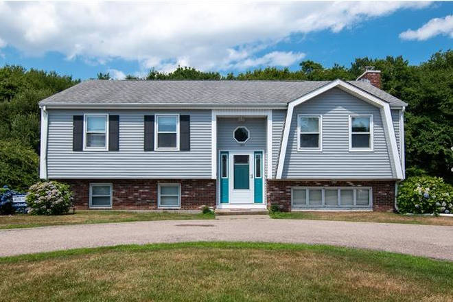 Front of House - Available for a group of5! Spacious raised ranch in Eastward! House