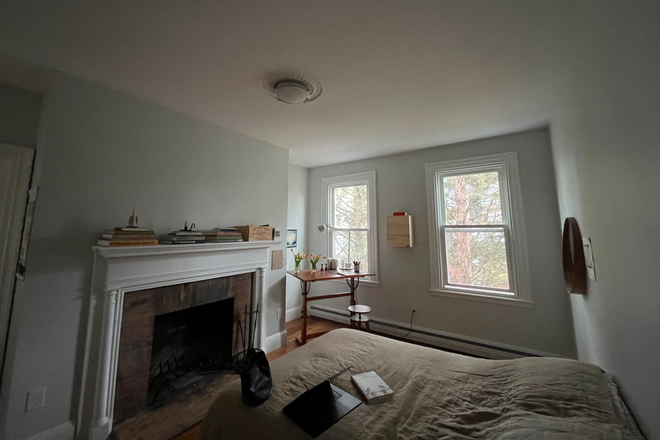 High ceilings, baseboard heating. - Beautiful Classic Room Available in Newly Remodeled 3bed/2bath Unit Triplex
