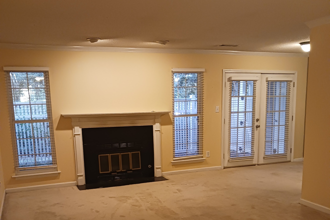 living room - Spacious 2 bedroom condo in GREAT location!