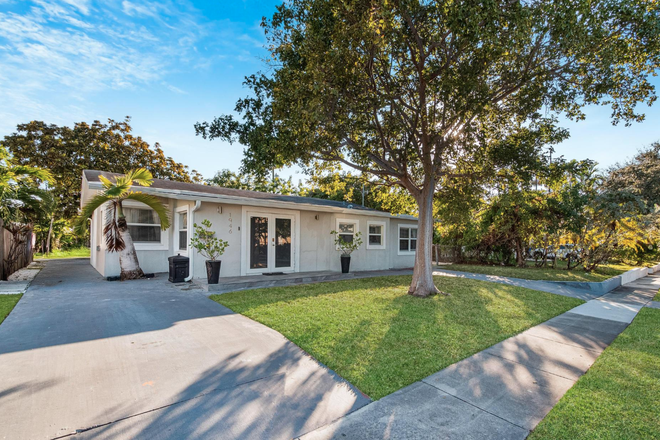 Exterior - Gorgeous 3B/3B + Den Close to Downtown and Main Campus House