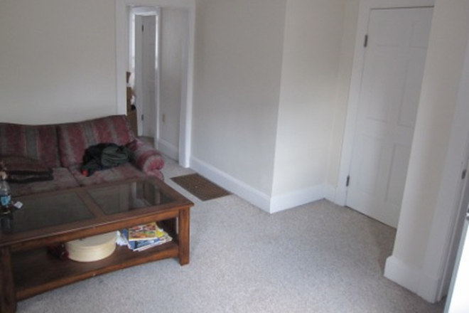 315 Thayer, #7 Living Room - Available 06/01/2026, Charming 3 Bedroom Apartment-Kerrytown/Medical/Central Campus