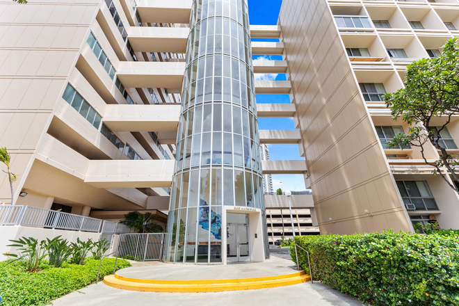 500 University Ave - Updated 1 Bedroom Condo Near Campus with Gorgeous Views of Waikiki, Diamond Head, and More
