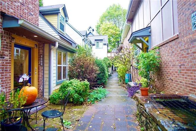 Community - 3BR/2BA Candler Park Townhome