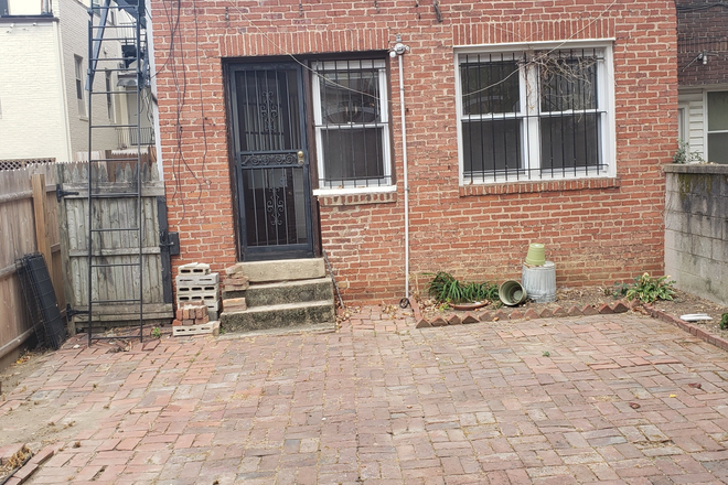 Private Courtyard - 1-bedroom apartment close to Homewood campus