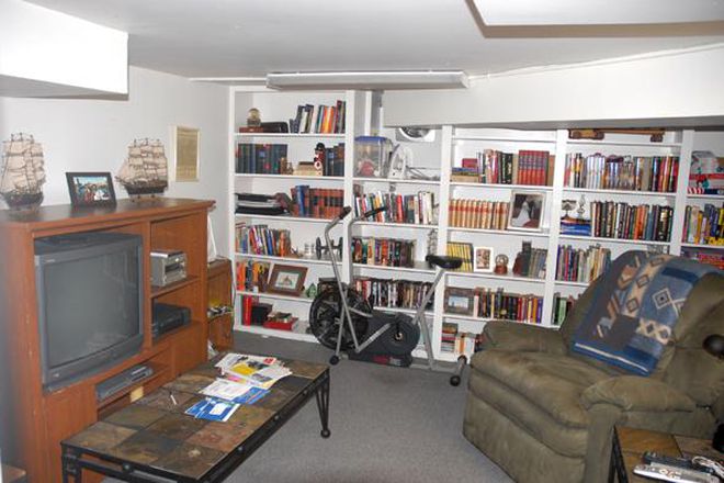 Study - 126 Packard  #1  Large & Nice 1 Bed, Packard & S. Fourth Ave. near Law, Ford & Ross Apartments