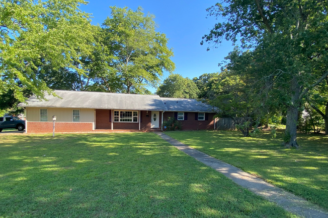 Front of the house - AVAILABLE May 2025 for '25/'26 School Year - 4 bd/2 ba. Updated, New furniture, House