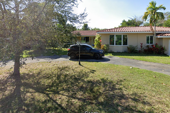 front of building - Studio fully furnished & with own entrance 5 min from University Duplex