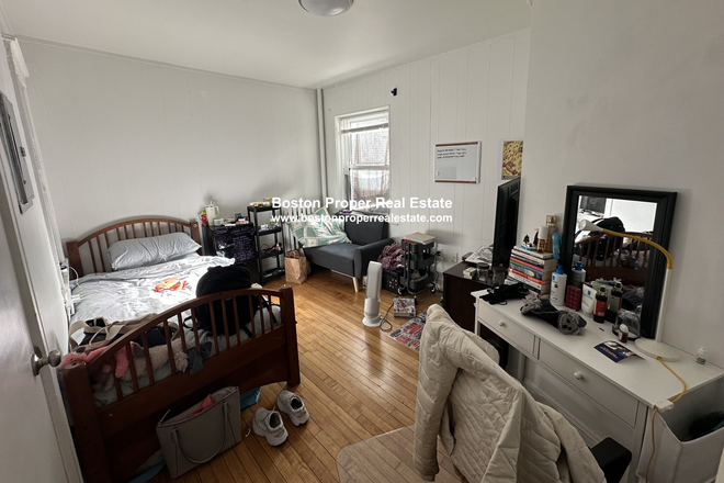 a - 3 bedrooms right across from Whole Foods. ***NO FEE Apartments