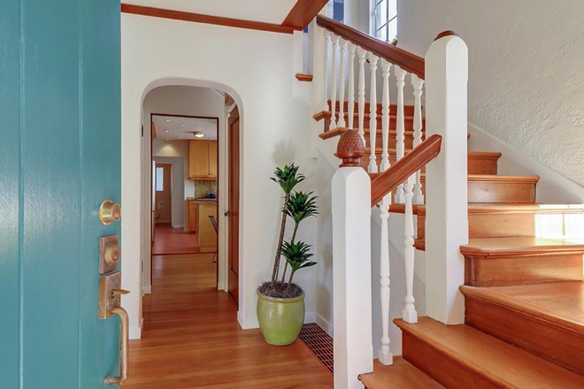 Entry - Single bedroom in a beautiful single family house