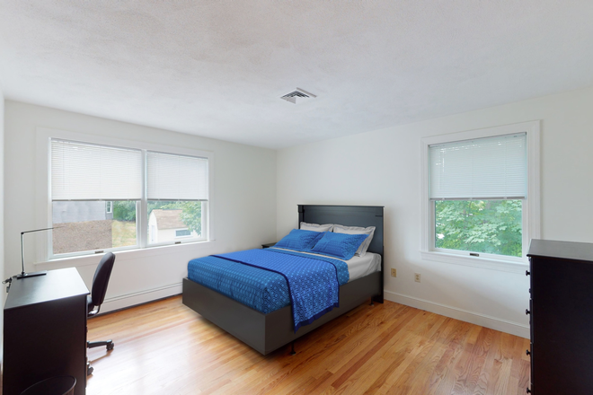 Bedroom B - Furnished Student Housing - Walk to Campus House