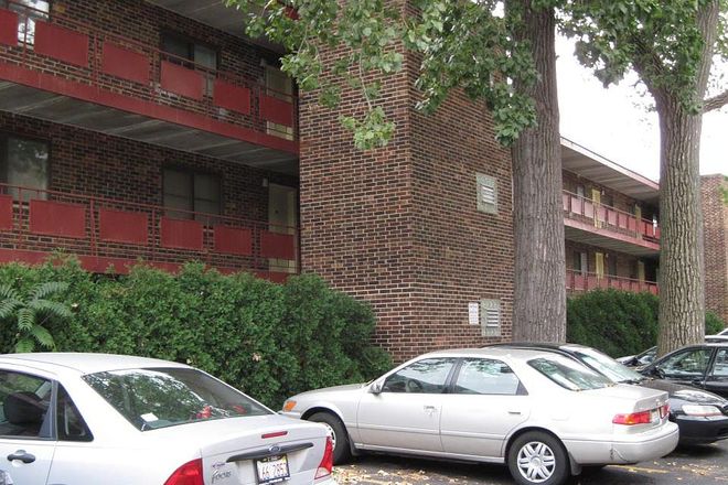 Outside - Spacious, < 10 mins from Northwestern campus, < 2 mins from Noyes Station